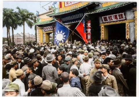1945年10月25日_日本在台簽署降書會場外人群