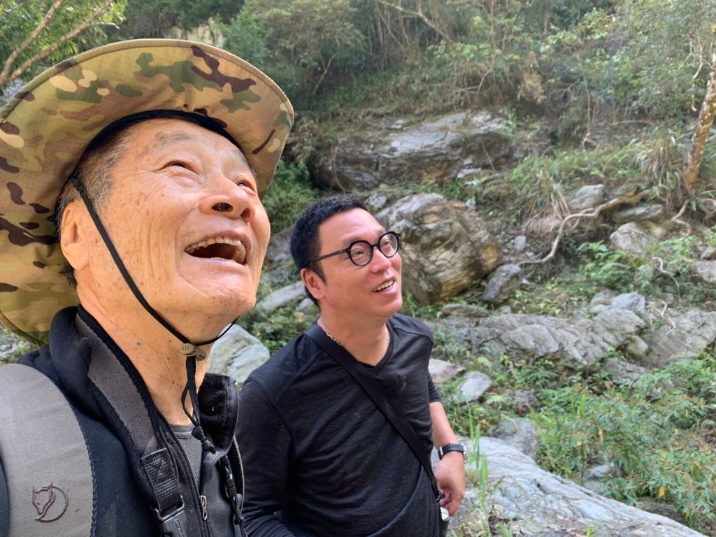 徐仁修(左)和沈可尚導演（右）一起走遍美麗的荒野，也到了太魯閣捕捉台灣之美。圖／牽猴子 提供