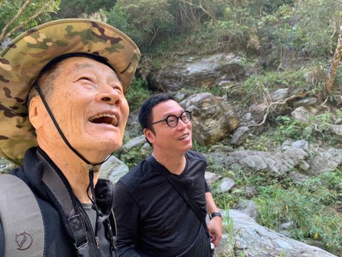 徐仁修(左)和沈可尚導演（右）一起走遍美麗的荒野，也到了太魯閣捕捉台灣之美。圖／牽猴子 提供
