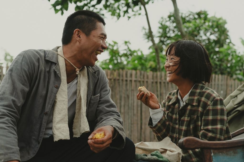 方郁婷（右）和柯煒林（左）首度合作，片中展開一段深厚情誼。