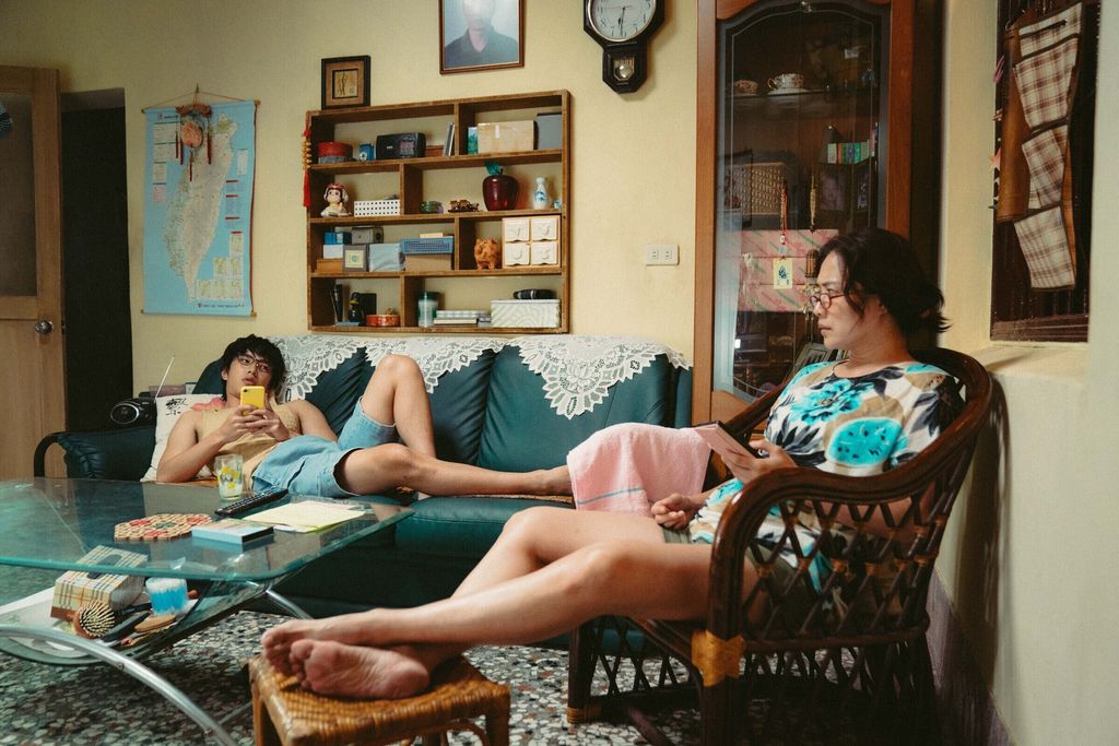 曾敬驊（左）在片中創造有別於過往的形象，成為極度貼近觀眾的角色；高伊玲（右）則是以穿搭和說話語氣，精準演繹母親一角。／牽猴子 提供