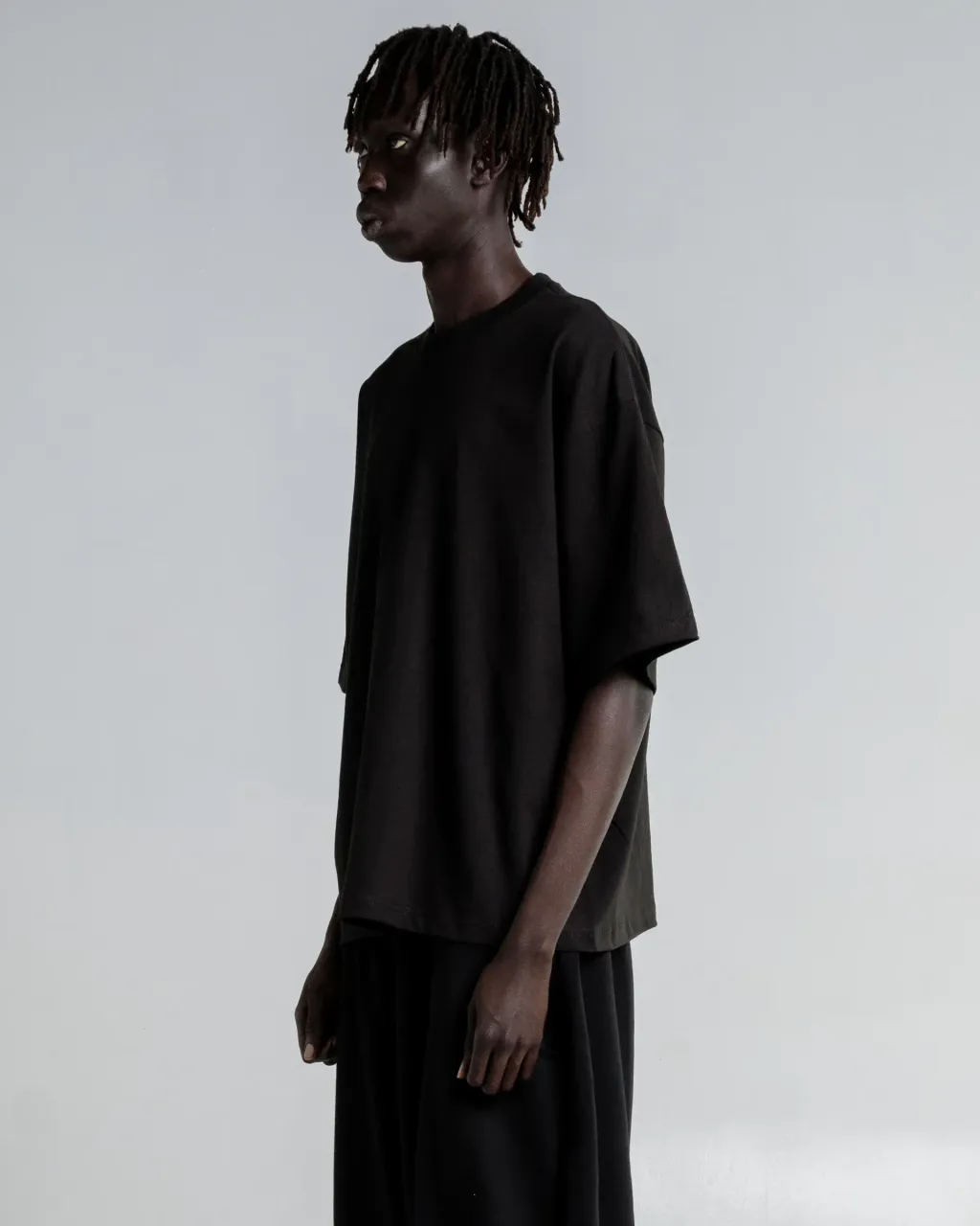 7_5_max_heavyweight_cropped_tee_black_threequarter_view004_423b8f65-57bb-43ba-9892-547bff320361