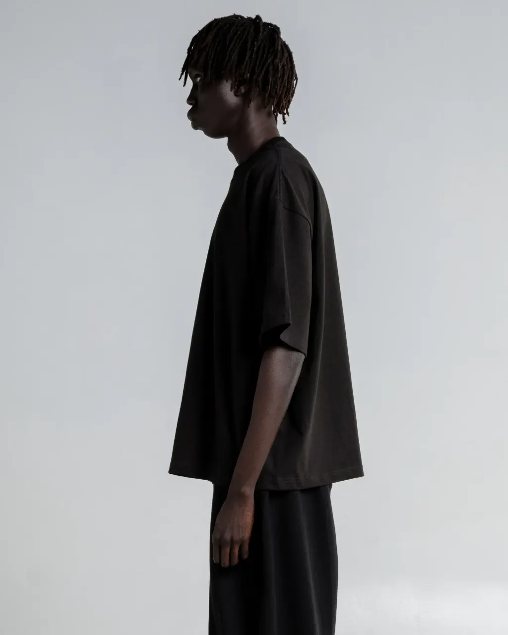 7_5_max_heavyweight_cropped_tee_black_side_view003_1bd6d718-bf3c-4dc6-a989-46cd9a158096