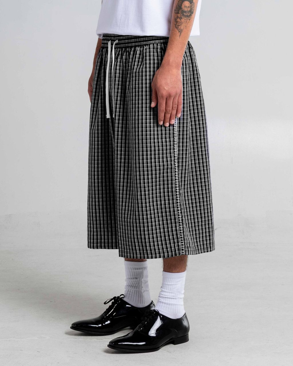 baggyplaidshorts_black_threequarter004