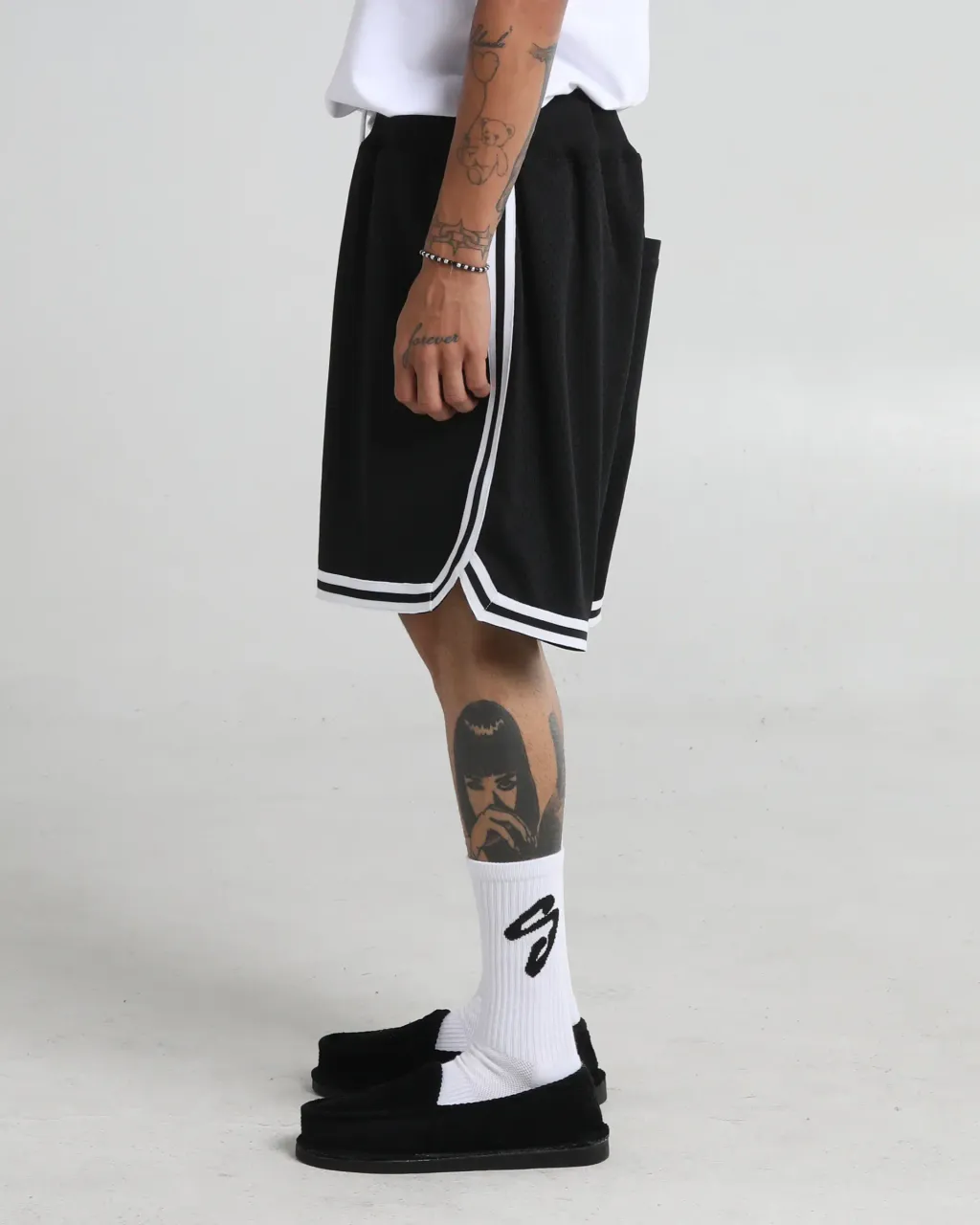 retrobasketballshorts_black_004_bb38a8a6-5a4e-4495-9a2a-1d33f8f9fa41