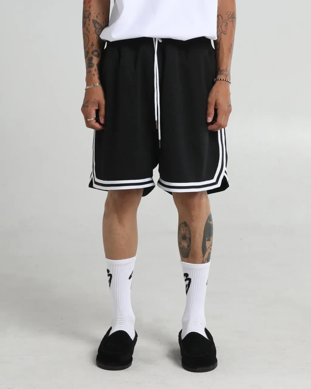 retrobasketballshorts_black_002_f12fdb8a-3c37-4ff8-a2ac-1237b59c42bf