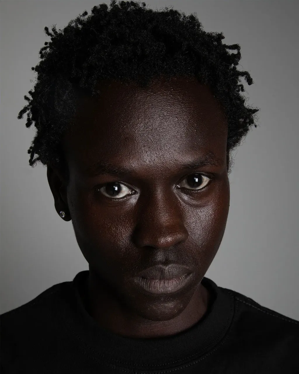 7.5ozMaxHeavyweightCroppedTee_Black_Portrait005
