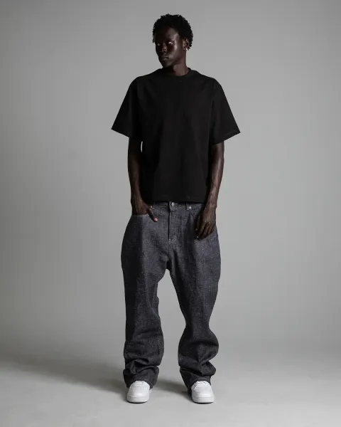 7.5ozMaxHeavyweightCroppedTee_Black_Fullbody001