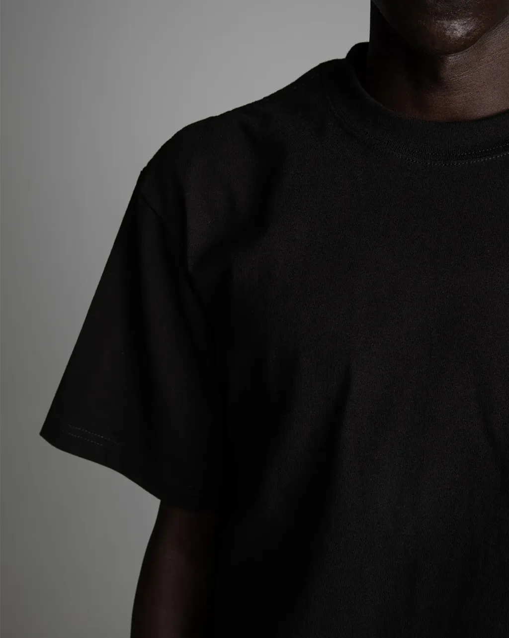 7.5ozMaxHeavyweightCroppedTee_Black_Detail006