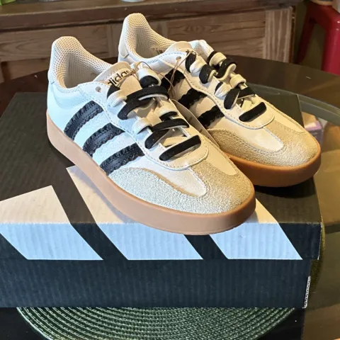 adidas Women's Barreda Shoe  1