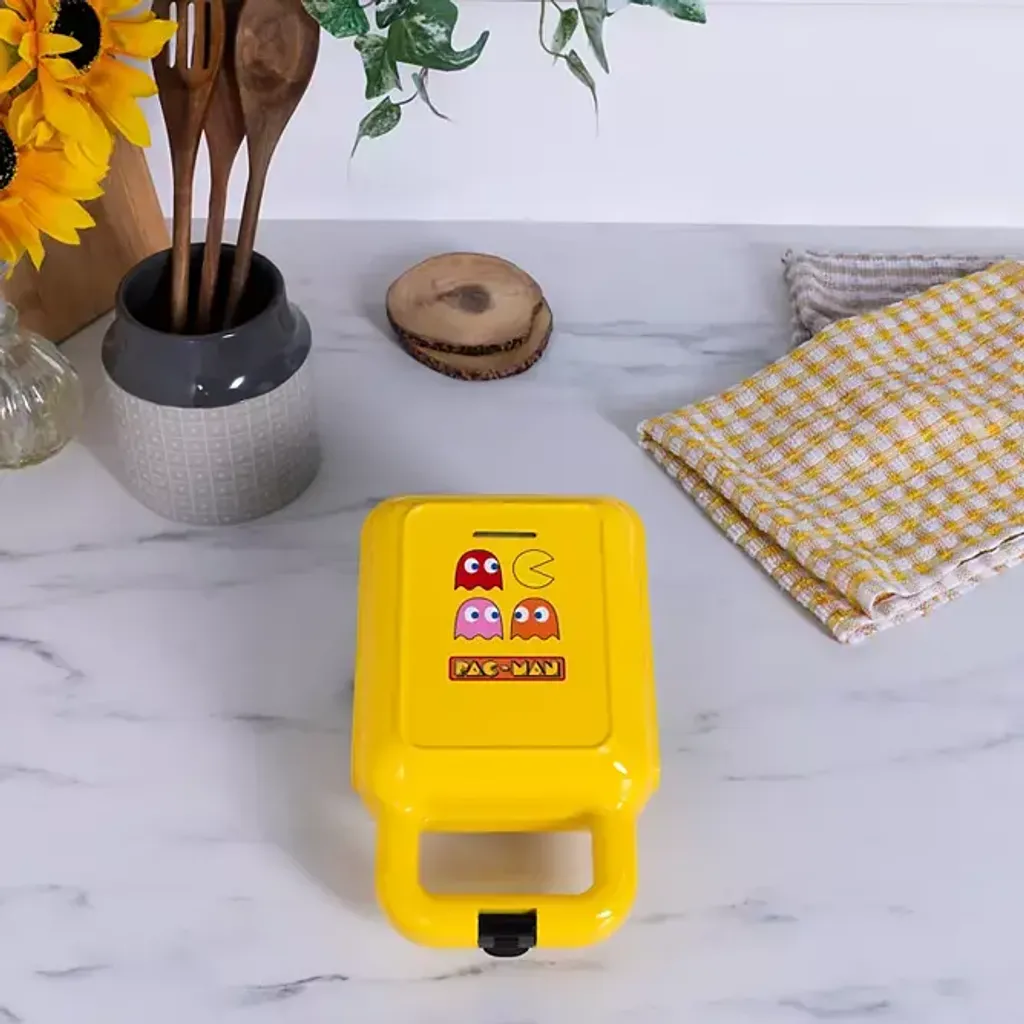 PAC-MAN Waffle Maker  1