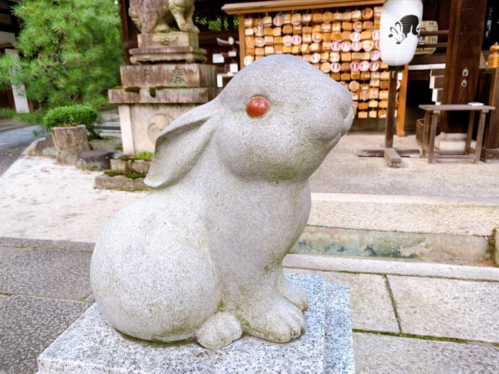 岡崎神社　狛うさぎ-min-1024x768 2