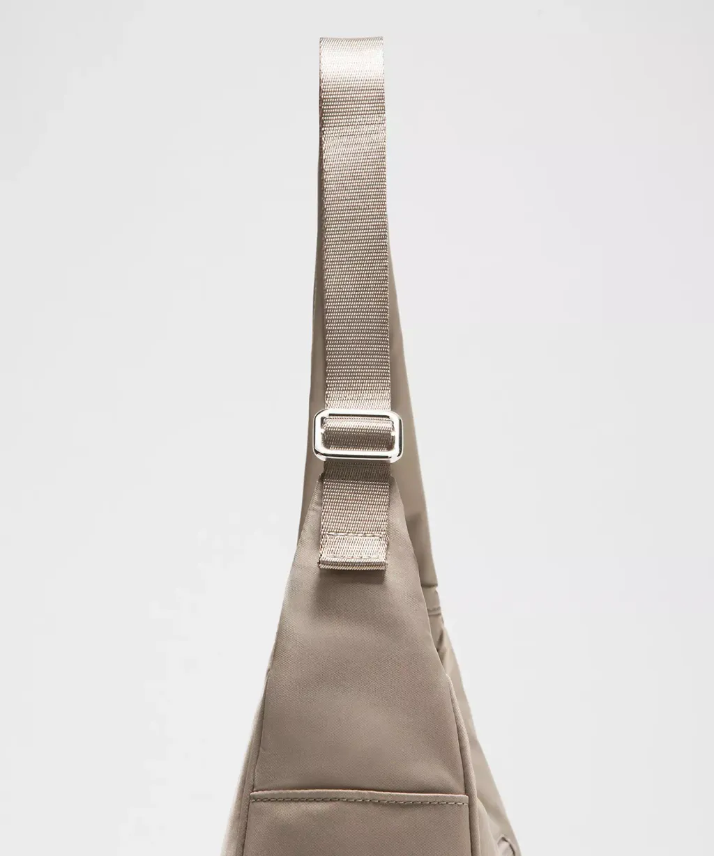 City Essentials Shoulder Bag 4L  14
