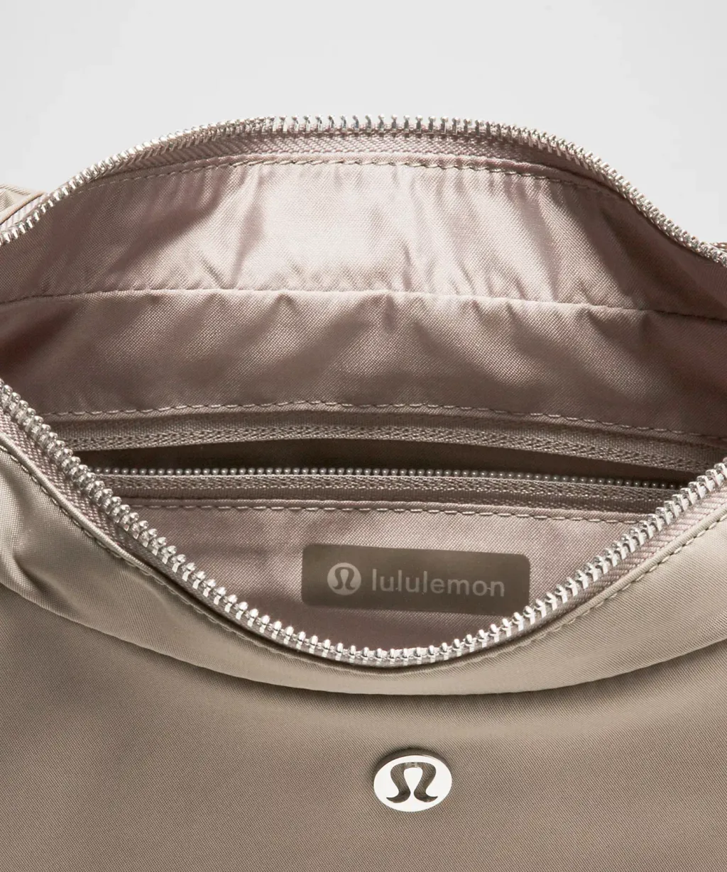 City Essentials Shoulder Bag 4L  15