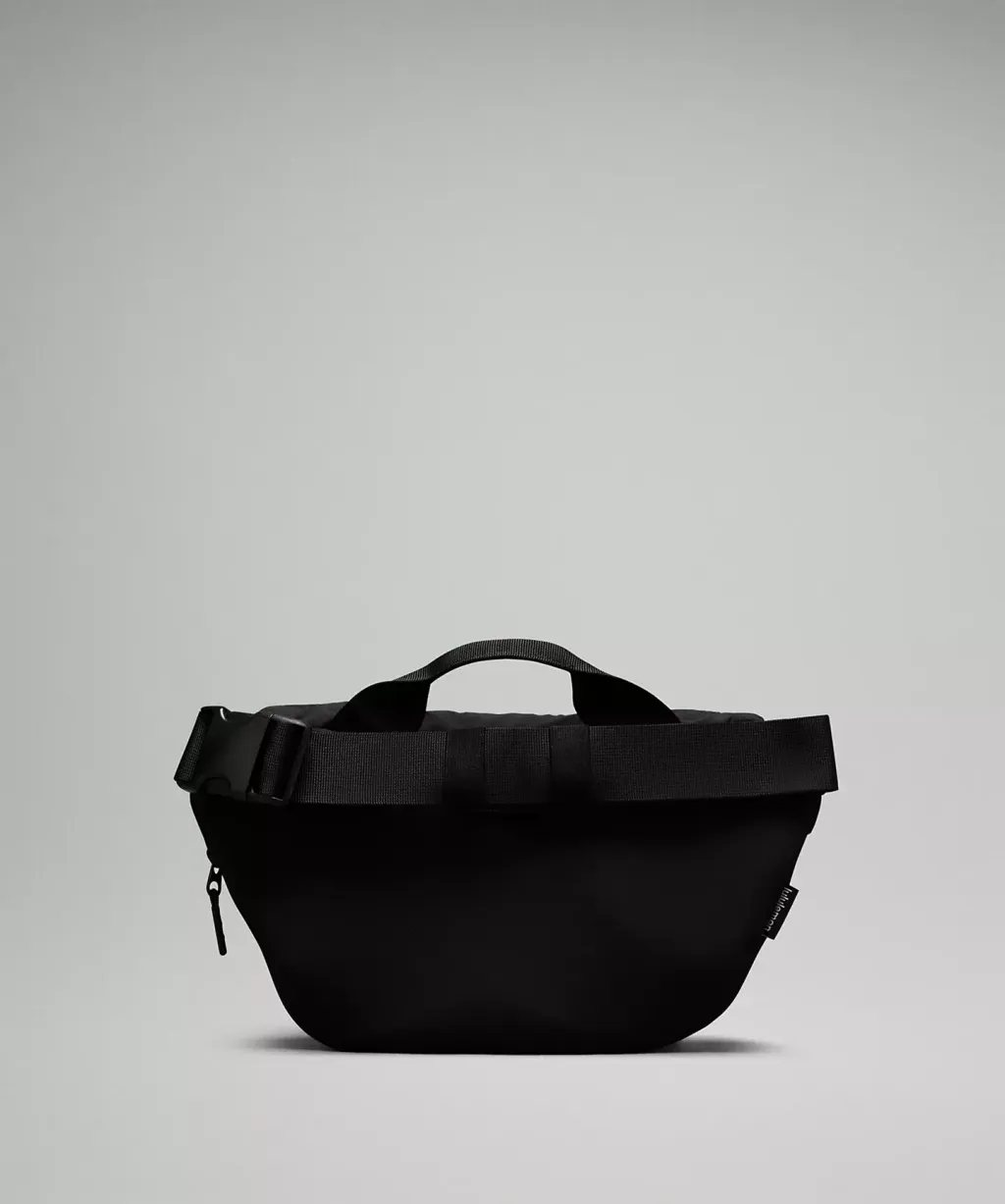 Curved Crossbody Bag 3L  lululemon 25