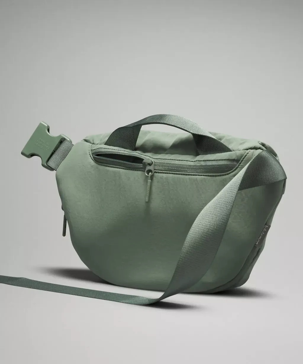 Curved Crossbody Bag 3L  lululemon 5