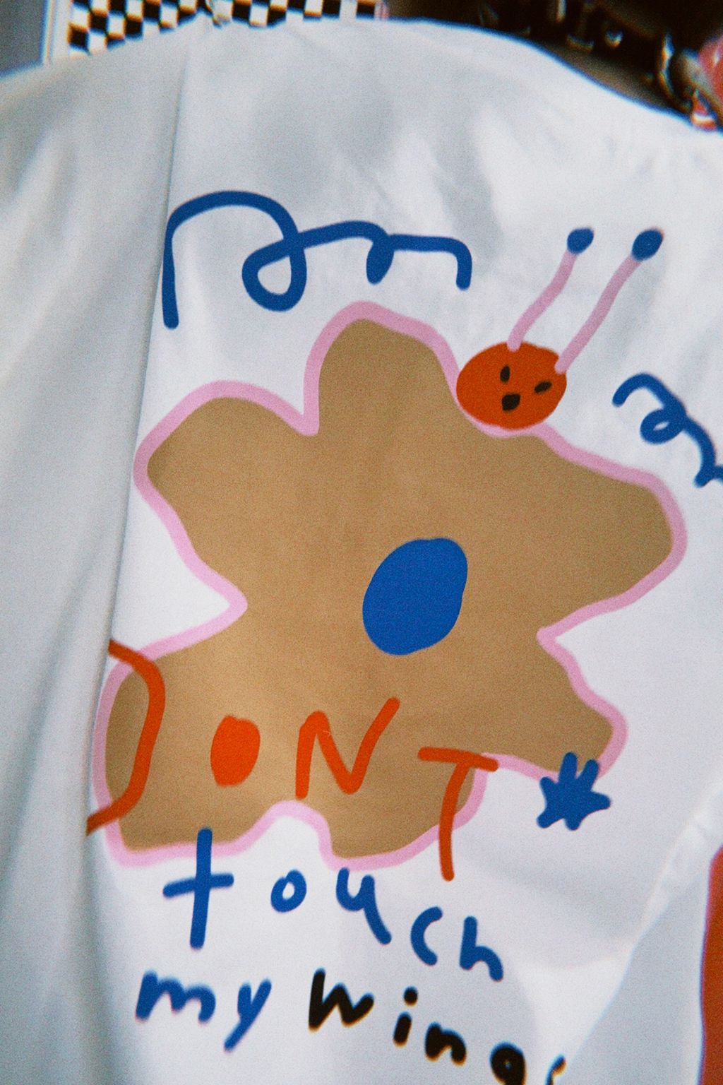 蝴蝶生氣了（白）｜寬寬大大Ｔ2.0 - 2