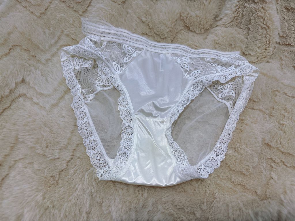 A3.白色緞面蝴蝶蕾絲內褲