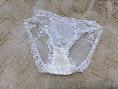 A3.白色緞面蝴蝶蕾絲內褲