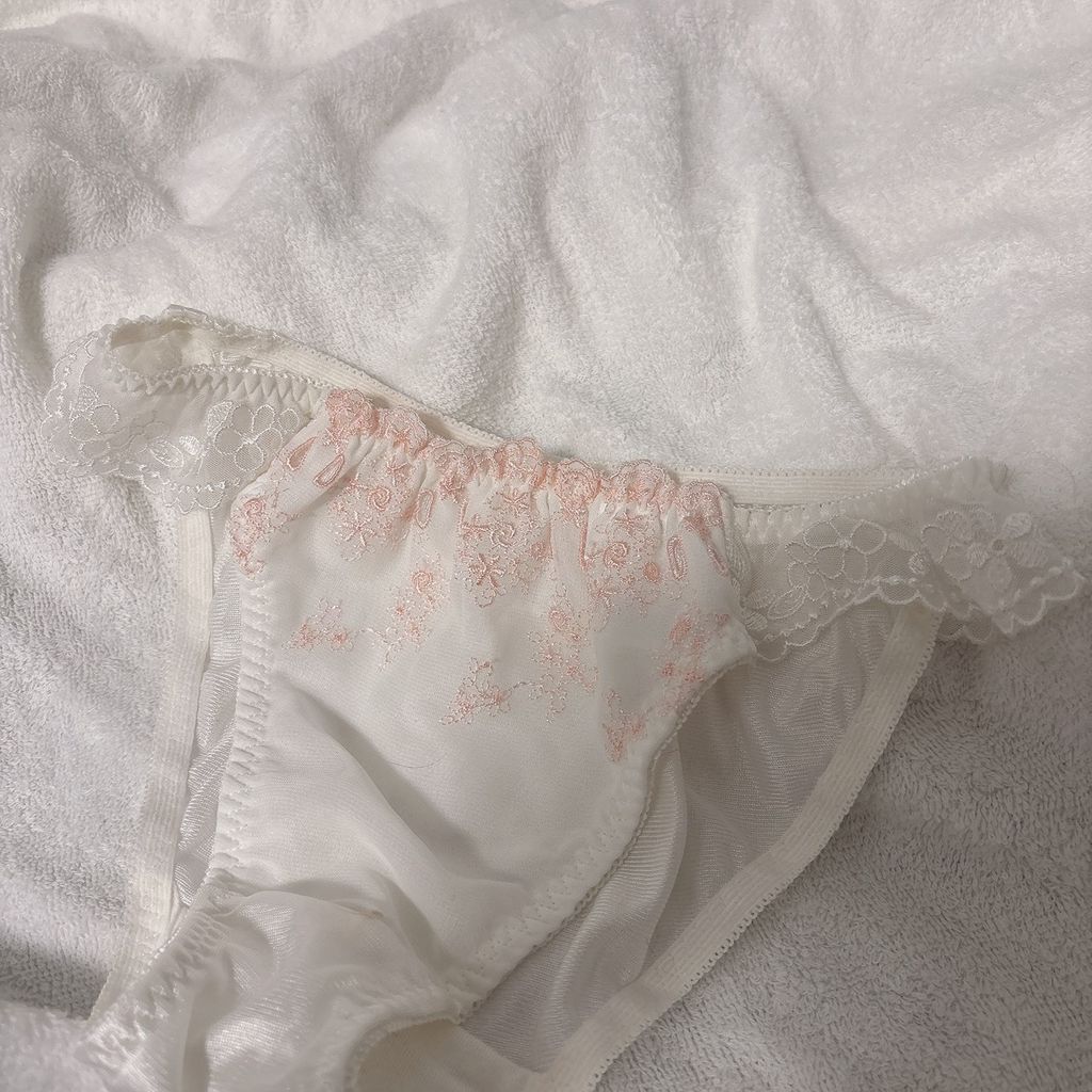 A3.白色粉刺繡內褲