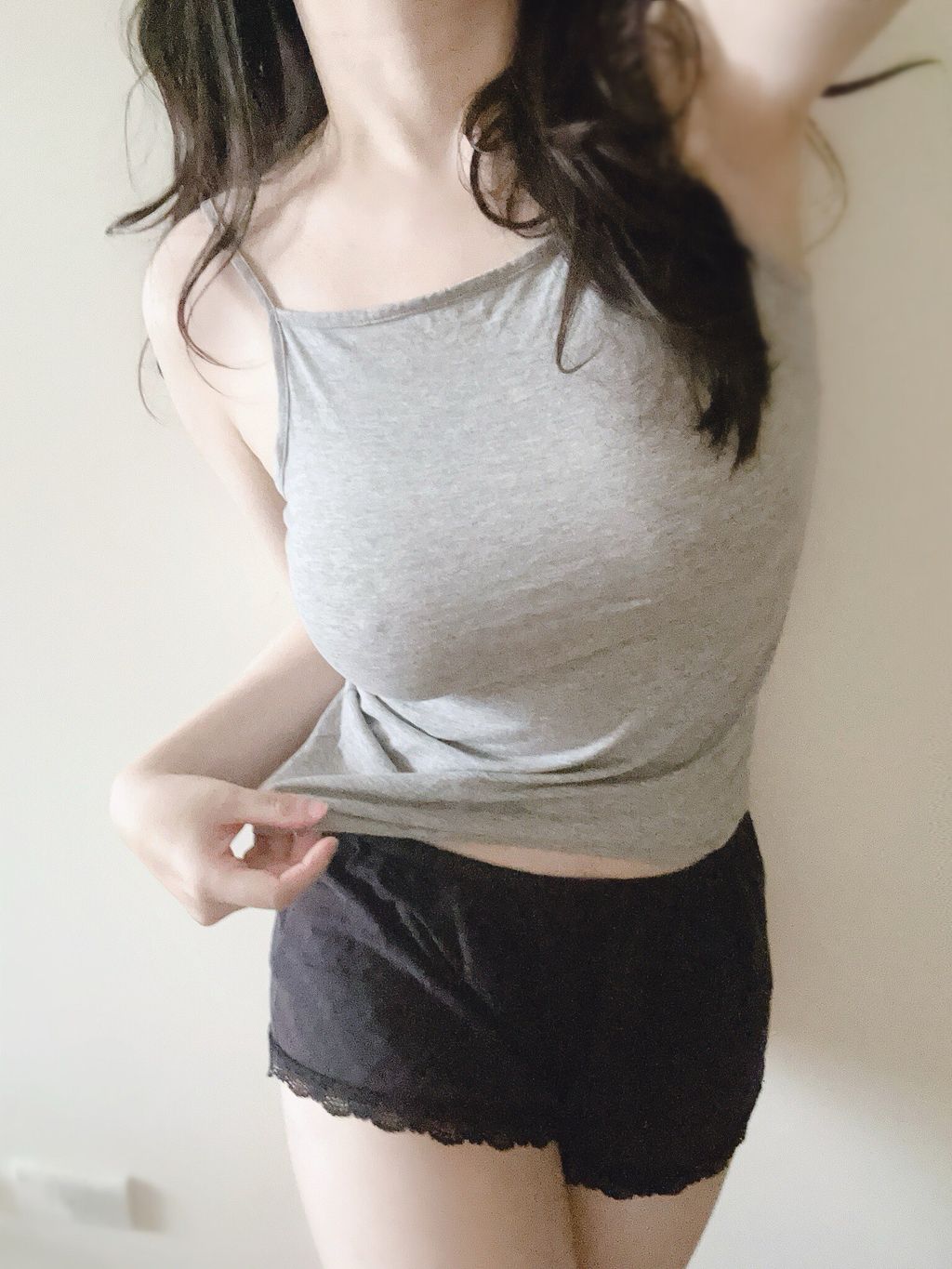 LINE_ALBUM_（衣物皆贈穿照2）灰色細肩帶純棉背心500 黑色居家短褲600 粉色套頭毛衣600_250127_1