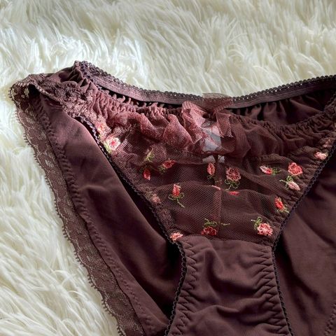 棗紅蕾絲玫瑰內褲