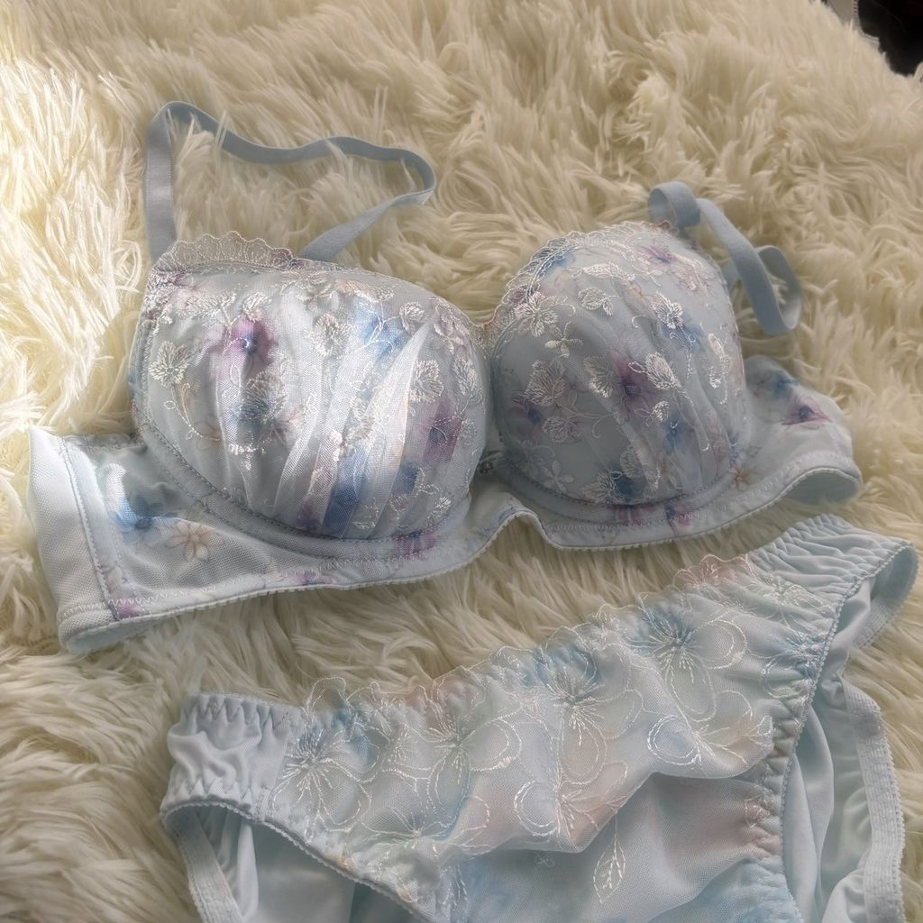 淺藍紫花刺繡成套