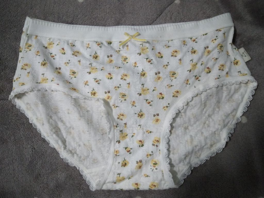 LINE_ALBUM_黃色碎花_251208_1