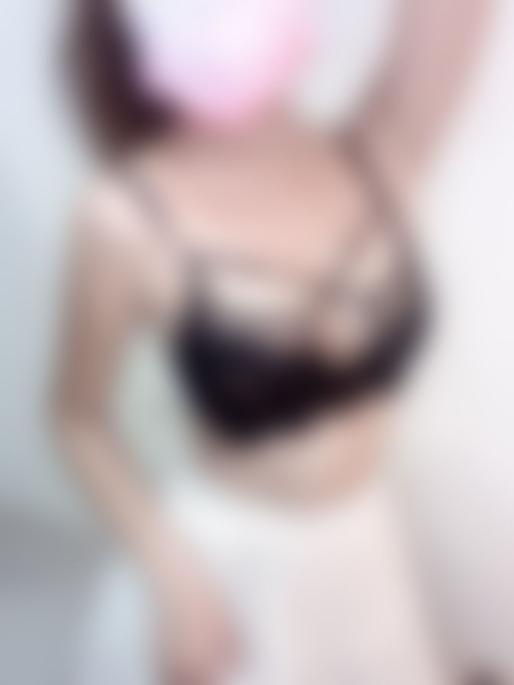 B7.黑色交叉薄紗蕾絲內衣