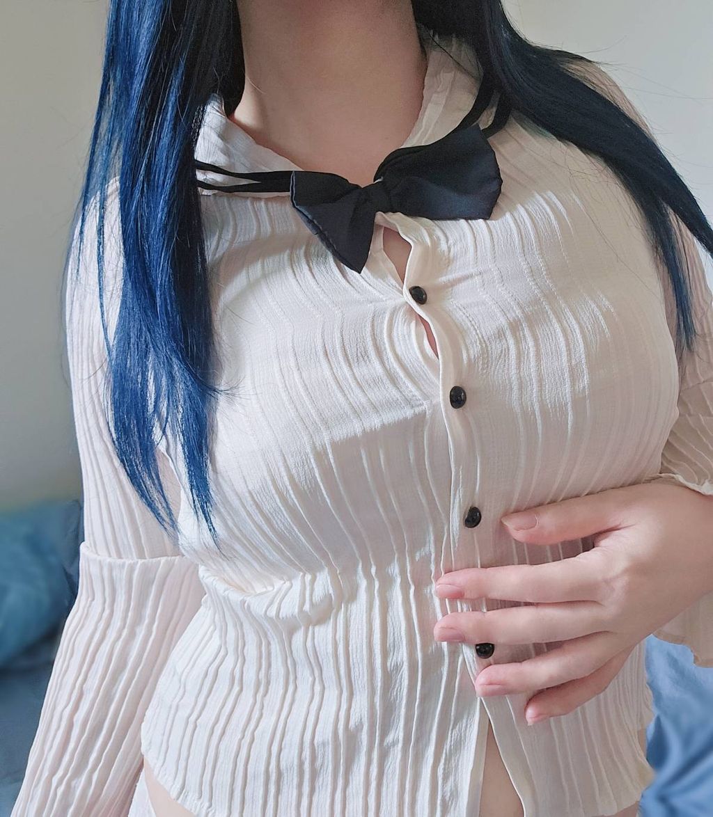 DA3.米色直紋黑邊蝴蝶結襯衫
