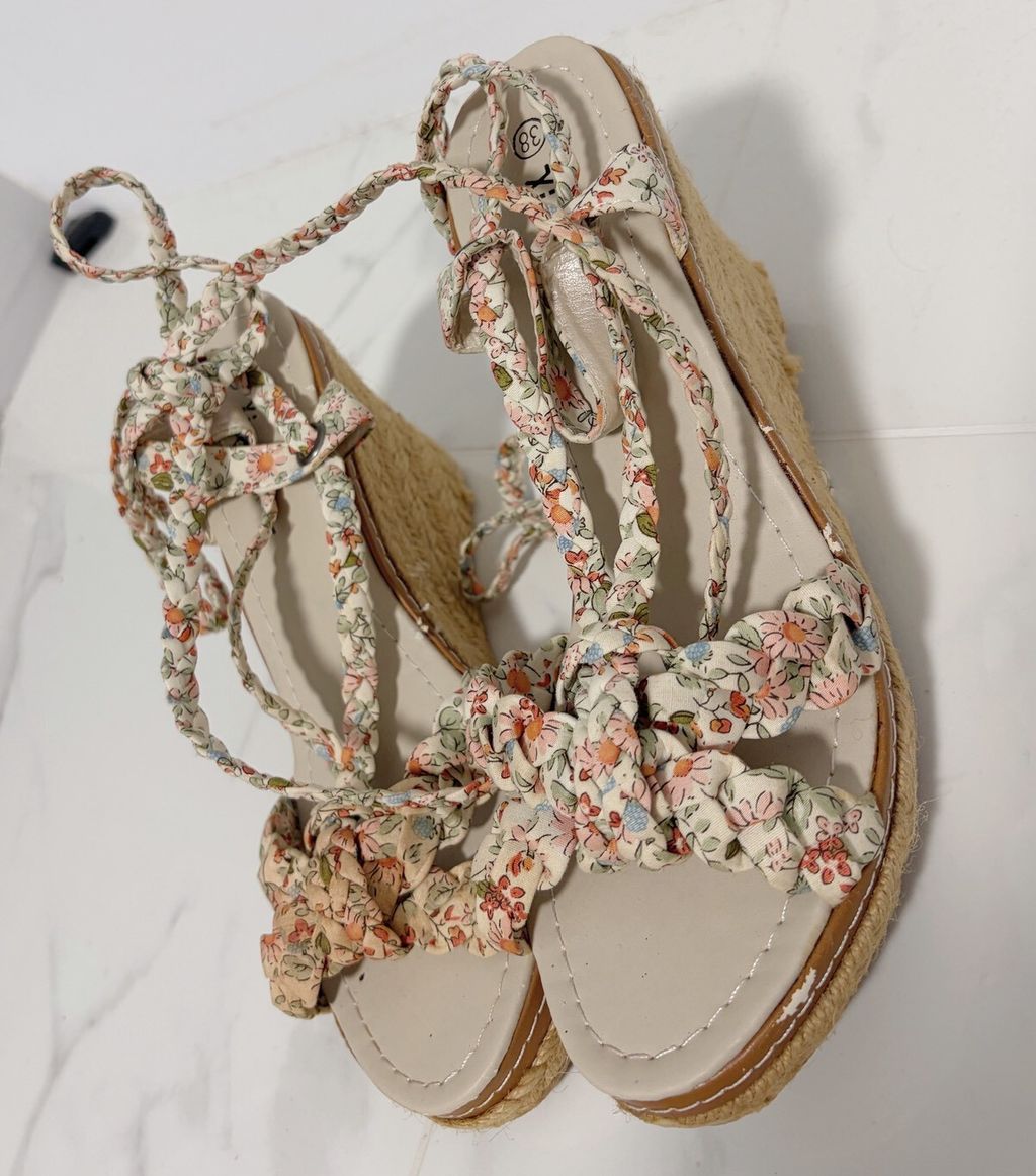 LINE_ALBUM_花花厚底綁帶涼鞋 600贈穿照4張_260217_2