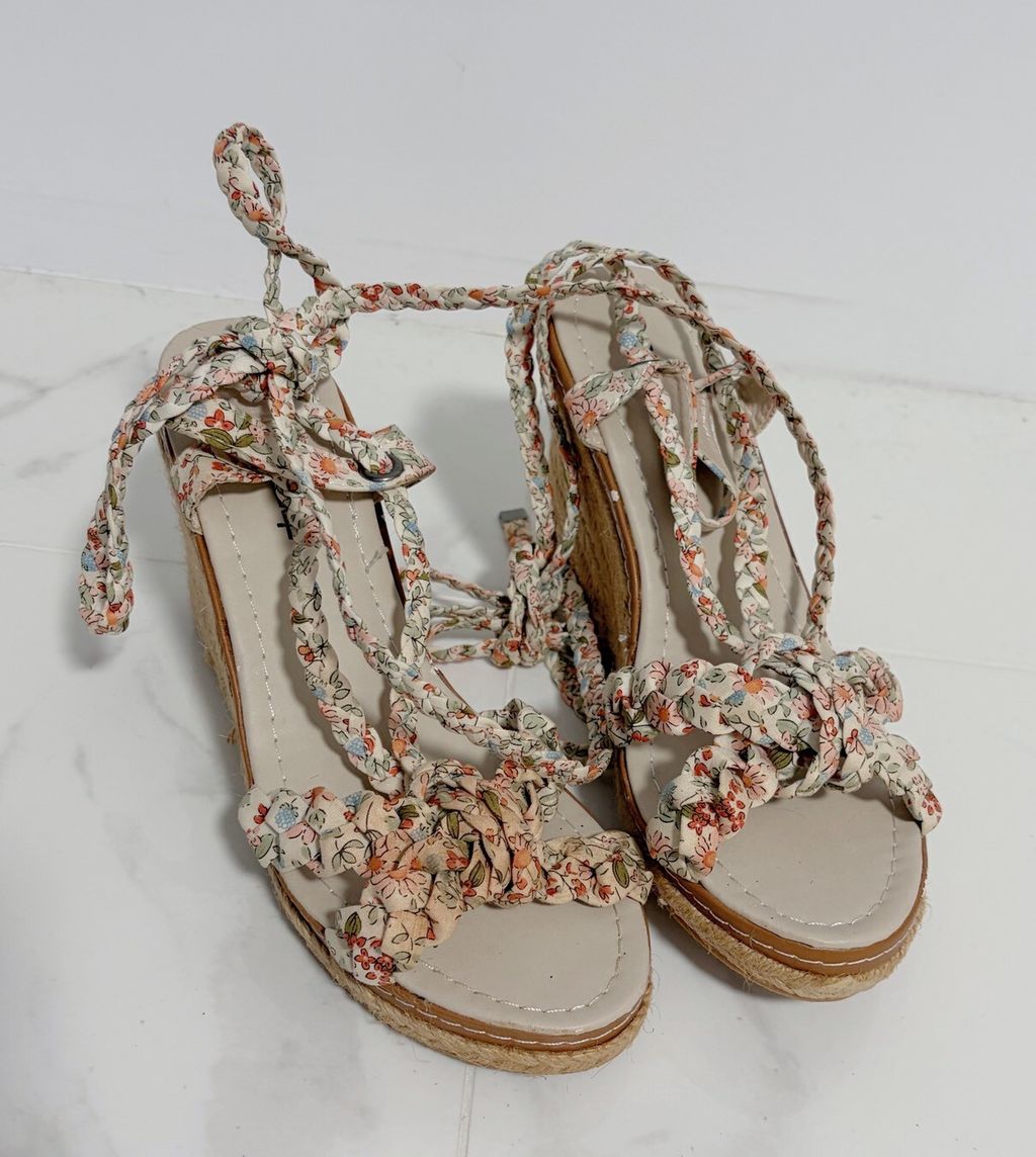 LINE_ALBUM_花花厚底綁帶涼鞋 600贈穿照4張_260217_1