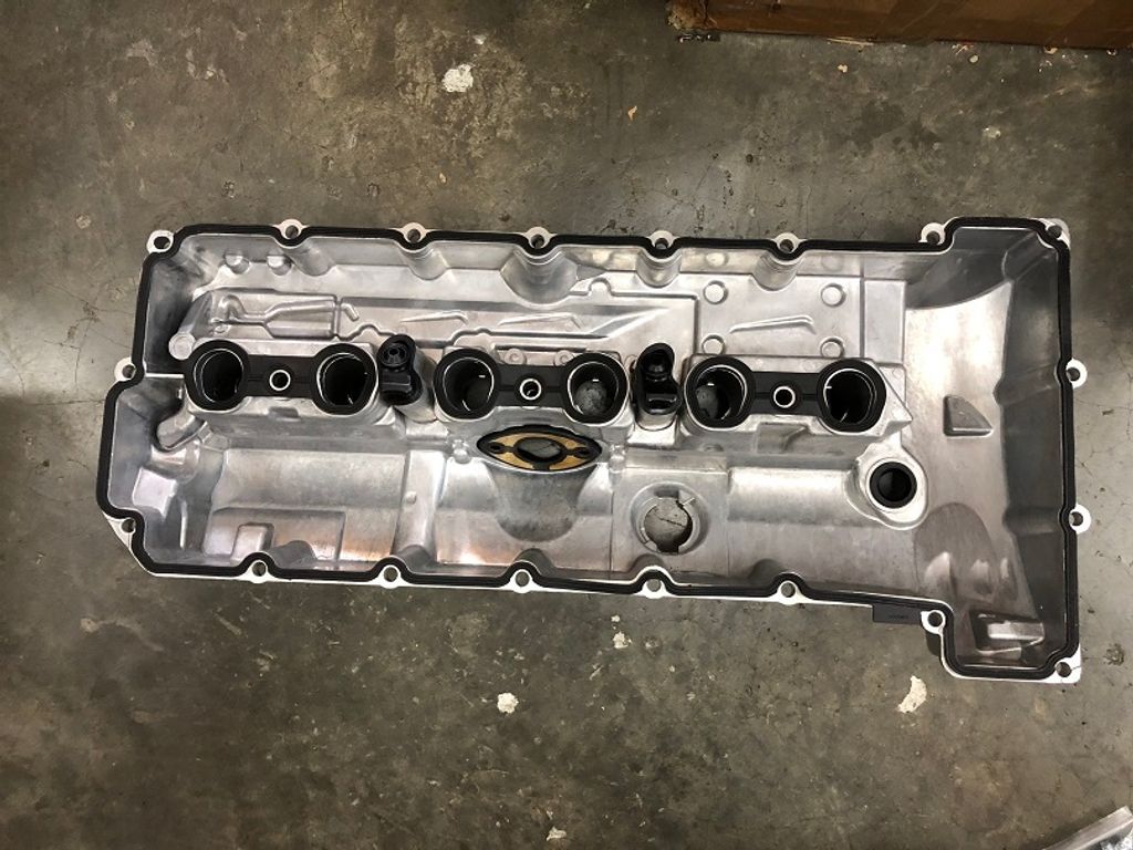 N52 VALVE COVER (6)