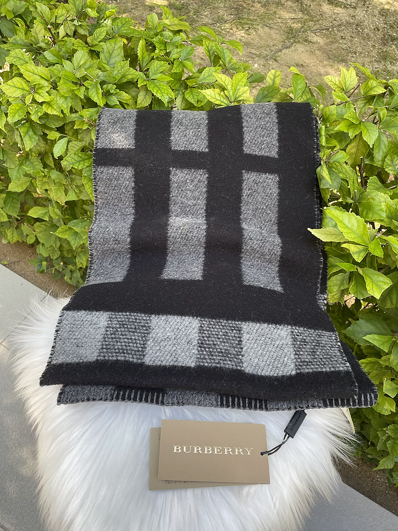 Burberry mega outlet check