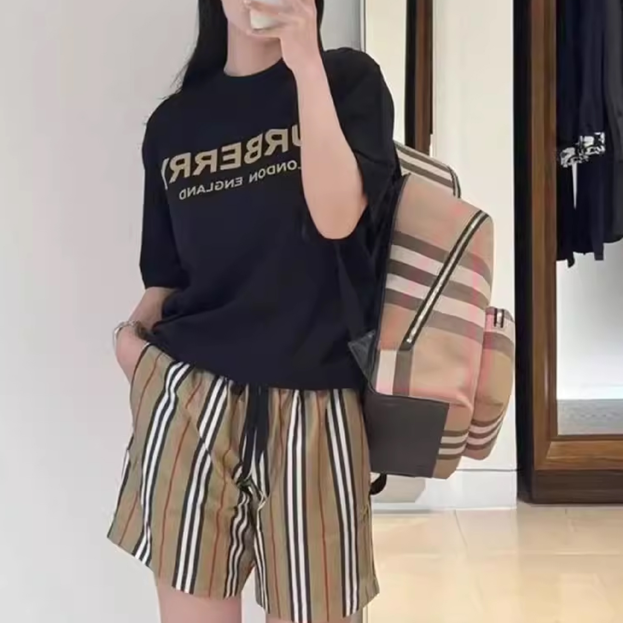 Burberry gold wording logo print black tee-04