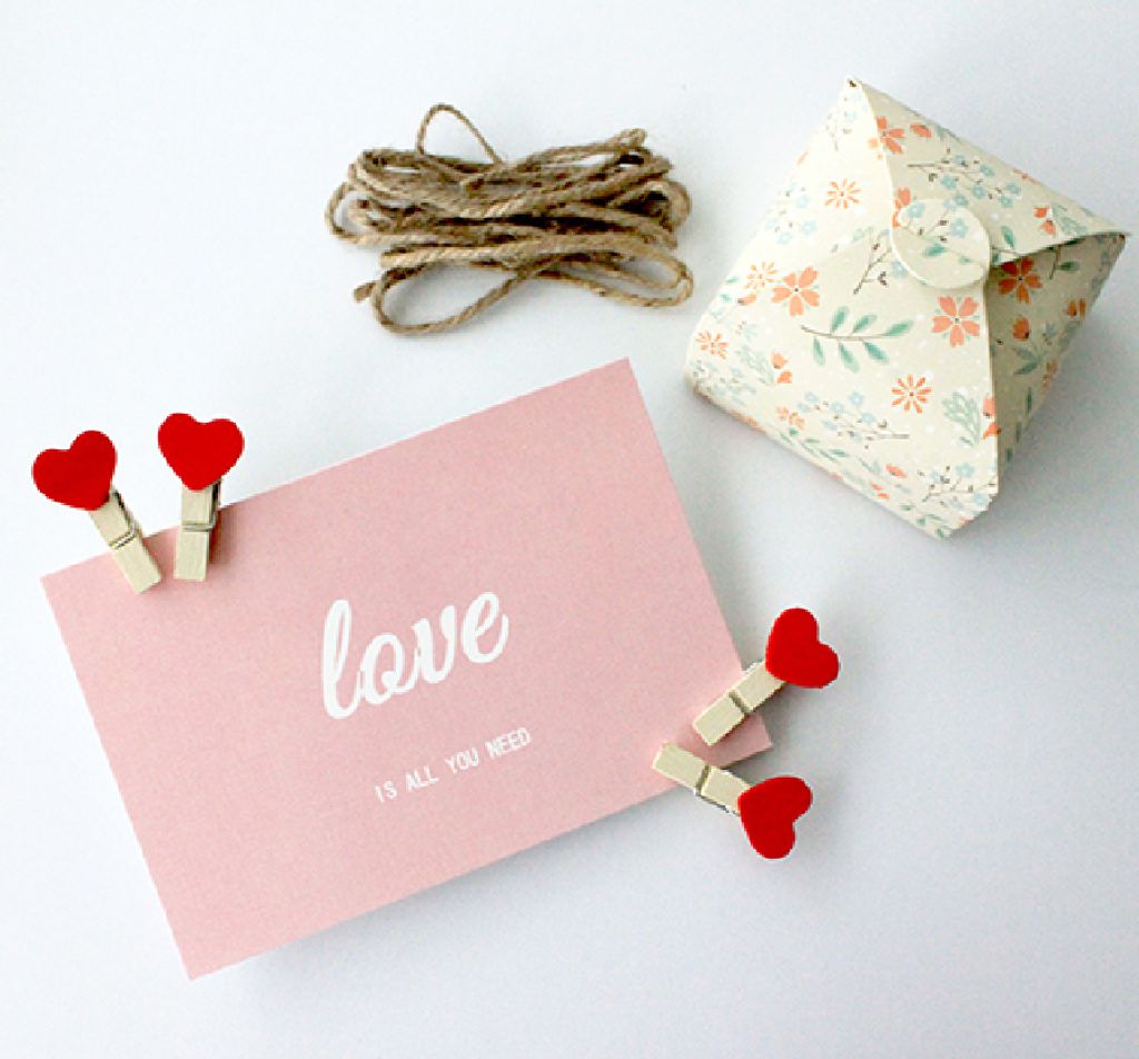 Wooden Clips Set All You Need is Love2-02.jpg