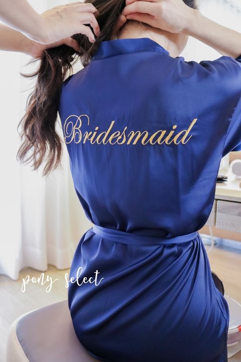 伴娘在婚禮當天穿著藍色晨袍，有著Bridesmaid金色刺繡