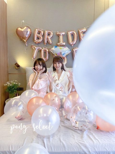 單身派對可以和姊妹們一起穿著晨袍慶祝，加上Bridetobe字母氣球布置，更有氣氛