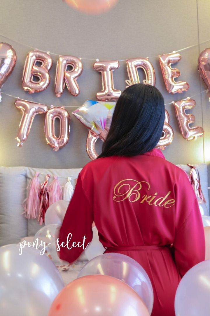 紅色絲質新娘晨袍背面有金色Bride刺繡，更顯新娘的氣質和魅力。