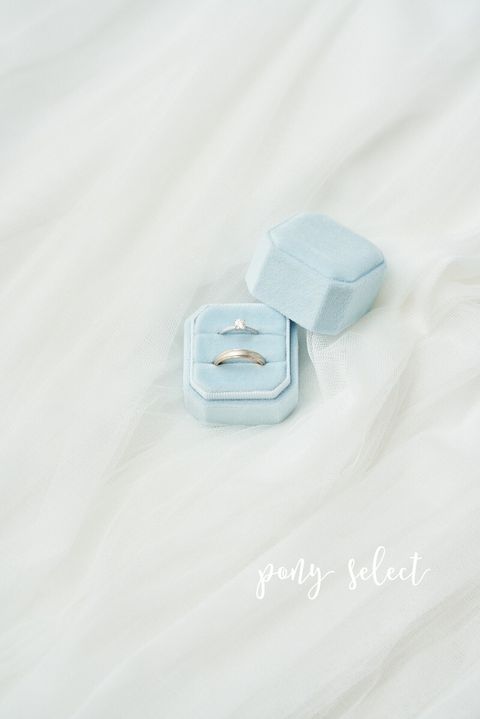 淺藍色天鵝絨對戒盒，美式婚禮照片常使用的拍照道具。