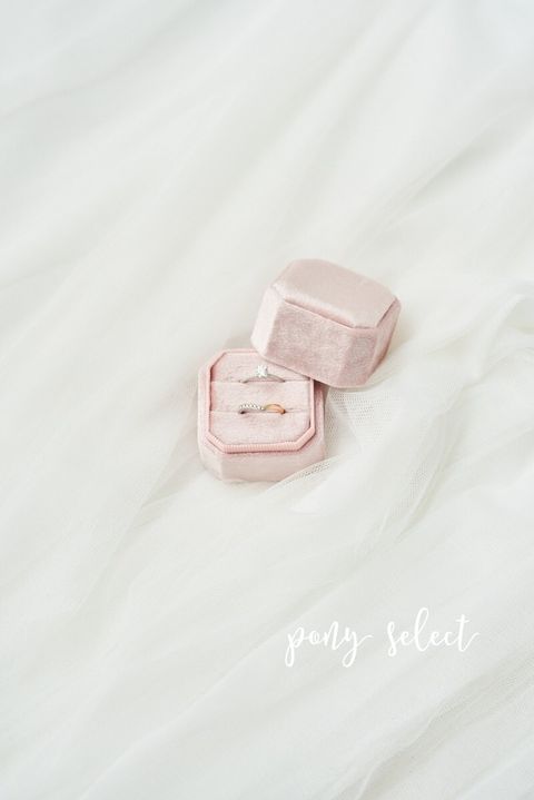 粉色婚戒盒、戒指盒可以放在新娘頭紗上拍照，更添質感