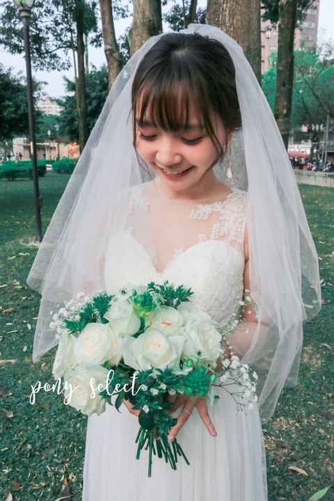 結婚登記可穿戴的新娘80公分的頭紗, 搭配白綠相間的花束很經典