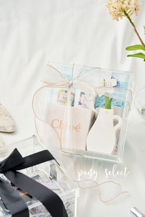淺藍色系的伴娘禮物包裝盒，透明壓克力盒能完美呈現伴娘禮物。