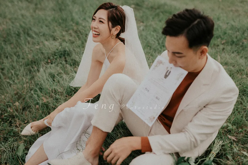 結婚登記攝影團隊 丰/FENG 客照分享，結婚登記後到戶所附近的草地上記錄新人自然互動