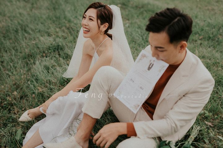 結婚登記攝影團隊 丰/FENG 客照分享，結婚登記後到戶所附近的草地上記錄新人自然互動