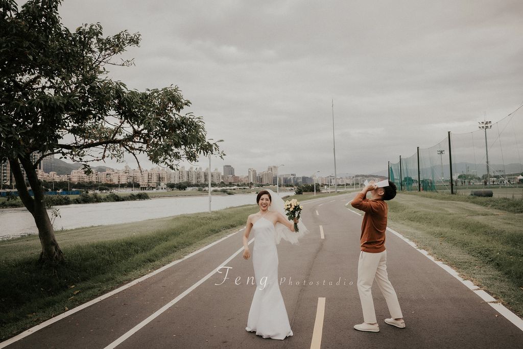 登記結婚穿上輕婚紗、準備一束捧花、請登記拍照團隊FENG幫你記錄下最美好的時刻