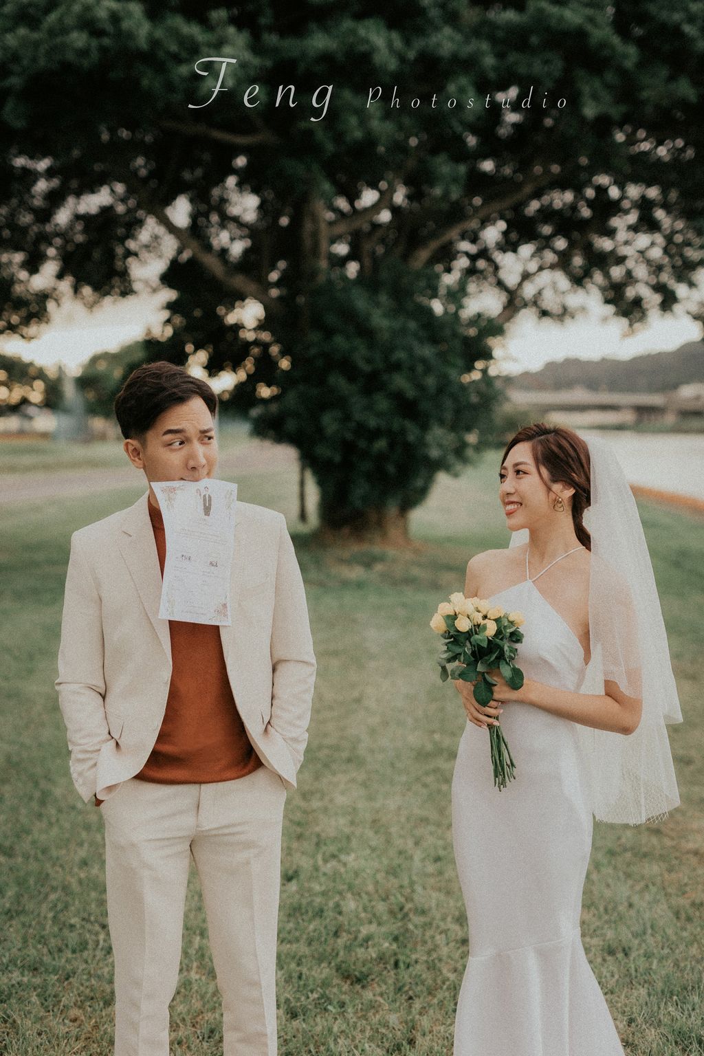 登記攝影團隊FENG的結婚登記拍照方案，新人的誓約在陽光下閃閃發亮