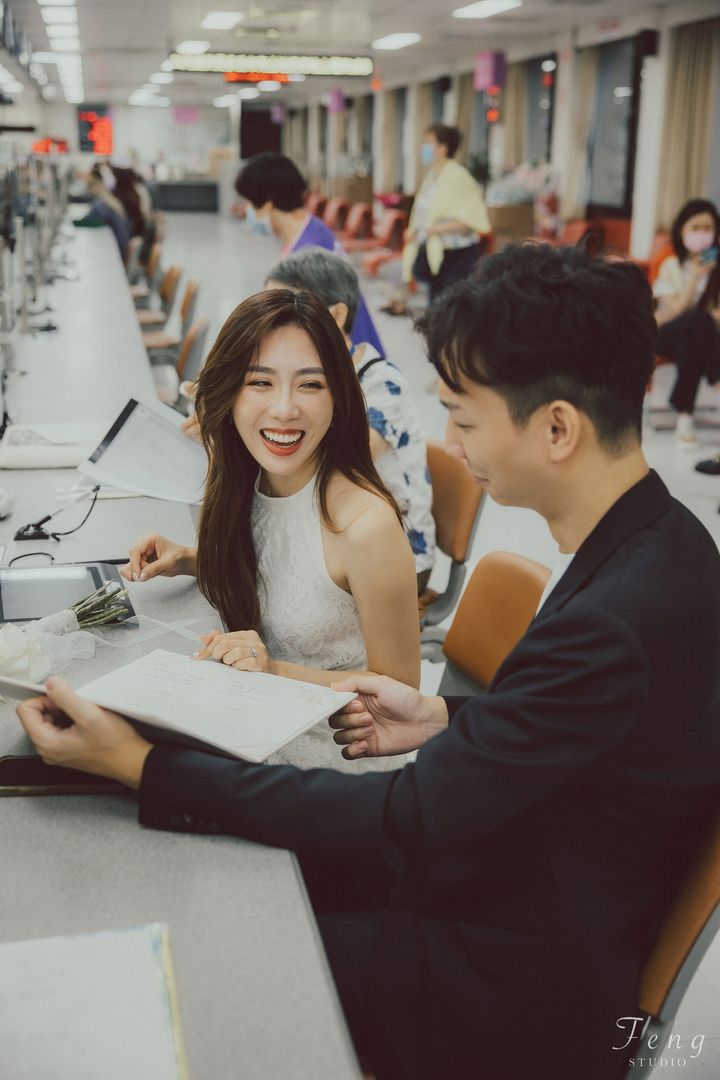 結婚登記攝影團隊 丰/FENG 客照分享，記錄登記結婚當下的感動瞬間。