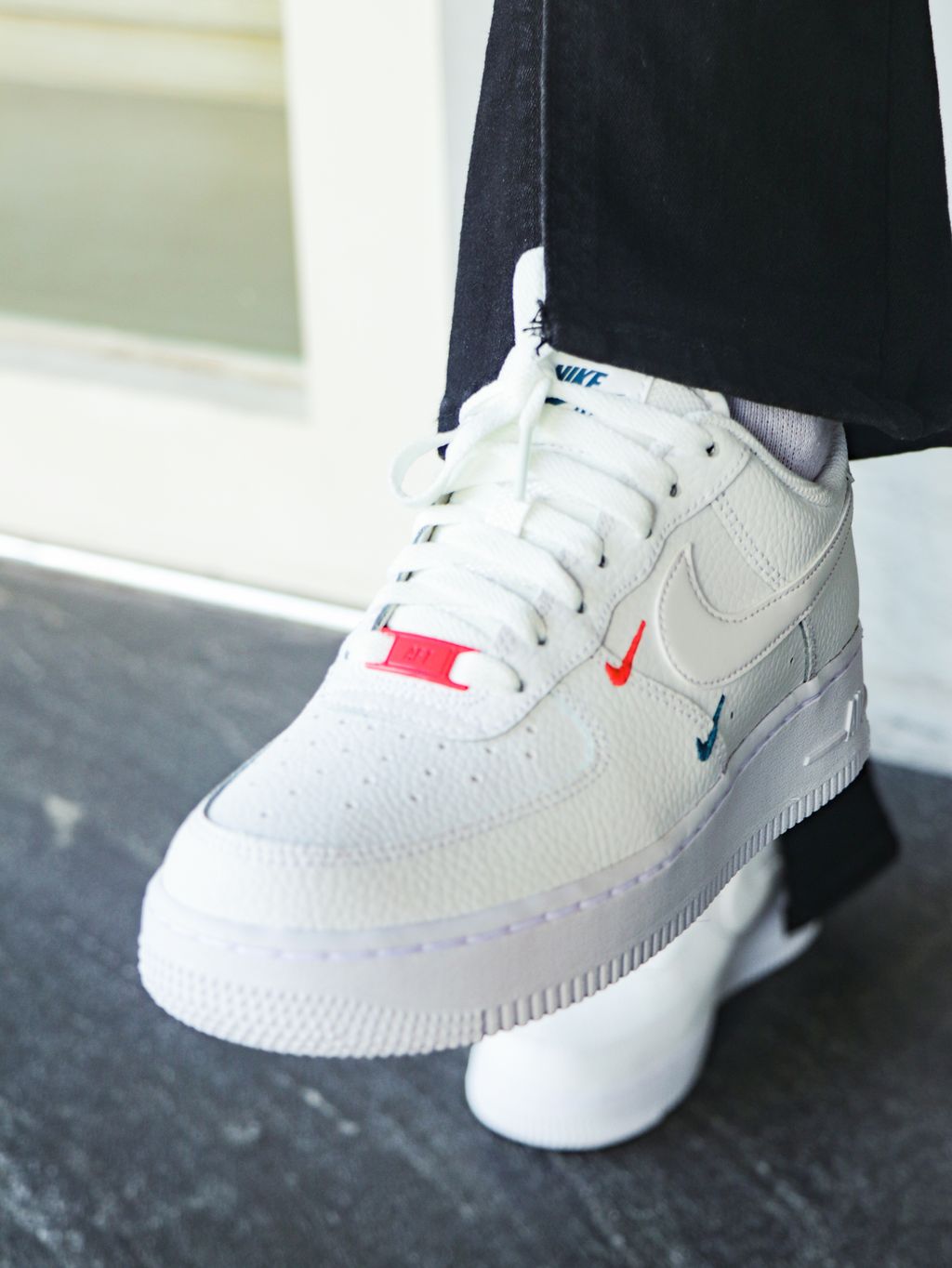 NIKE】W Air Force 1 07 女鞋ESS 小勾彩色立體小勾AF1 白紅CT1989101