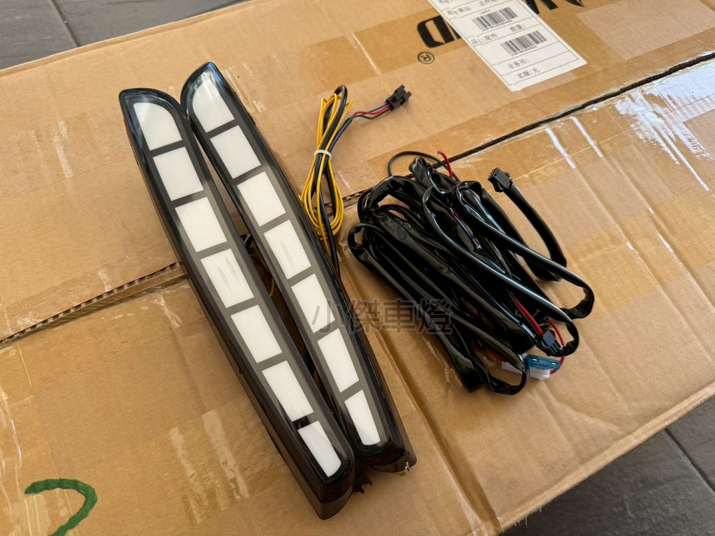 CAMRY9 油電版雙功能日行燈